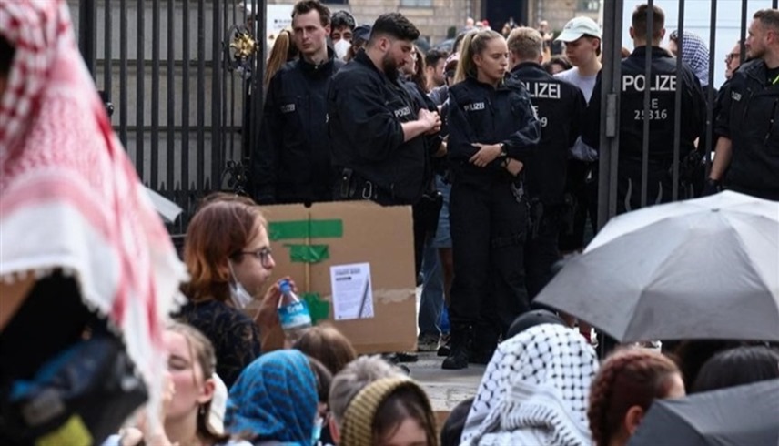 محتجون يتحدون الشرطة في جامعة برلين (إكس)