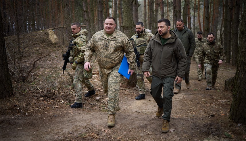 الرئيس الأوكراني فولوديمير زيلينسكي وسط عسكريين (أرشيف)