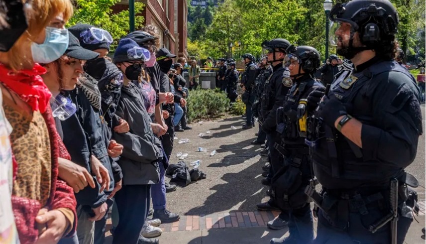 طلاب وجهاً لوجه مع الشرطة في جامعة أمريكية