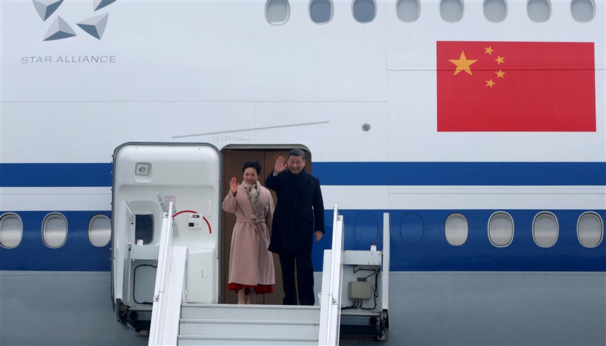 الرئيس الصيني شي جين بينغ وزوجته بينغ لي وان (رويترز)