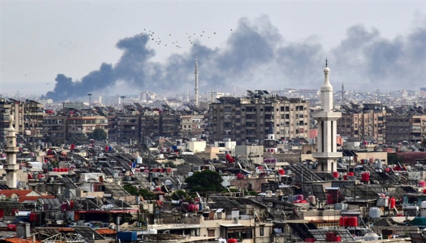 دخان يتصاعد جراء ضربة إسرائيلية سابقة قرب دمشق (أ ف ب)