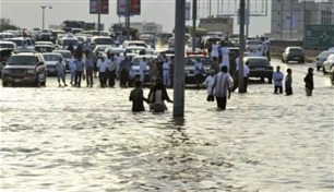 الأمطار تغلق المدارس وتغمر الطرق في السعودية