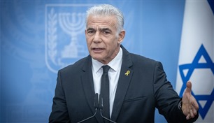 لابيد يدعو غانتس إلى الاستقالة من أسوأ حكومة في تاريخ إسرائيل