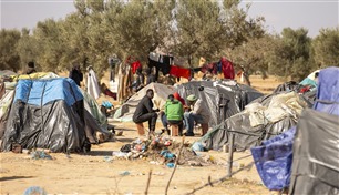 تونس تزيل خياماً عشوائية لمهاجرين قرب العاصمة