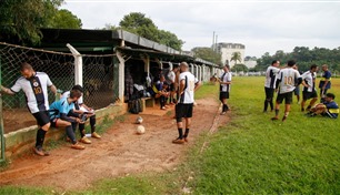 "أرض كرة القدم".. ماذا حدث للساحرة المستديرة في البرازيل؟