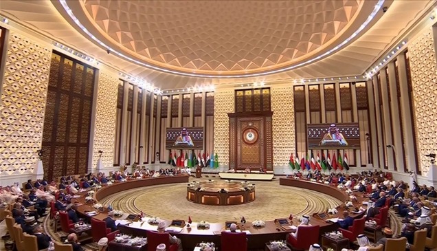 القمة العربية تدين إسرائيل وتطالب بوقف فوري لحرب غزة