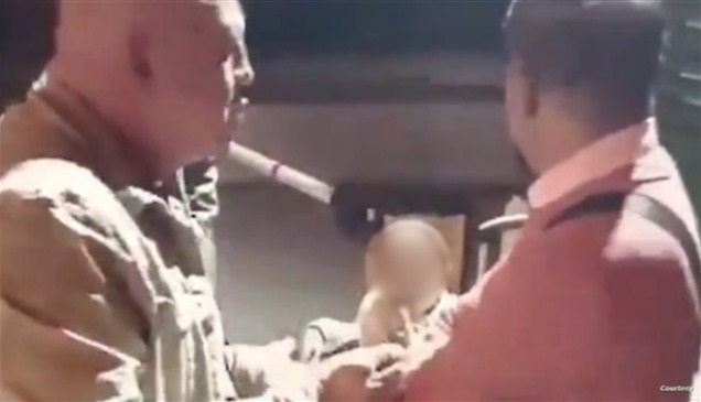 تركي يعتدي على مصري أمام طفلته المقعدة: "سأخنقك"