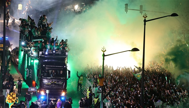 فيديو: احتفالات سبورتينغ لشبونة.. ورونالدو يهنئ "الأسود"