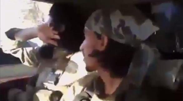 مقطع من فيديو عثر عليه مع إحدى قتلى داعش في درنة يظهر تجهيز مجاميع لتنظيم للانسحاب من درنة إلى سرت قبل تصدي الجيش الليبي لهم (سكاي نيوز)