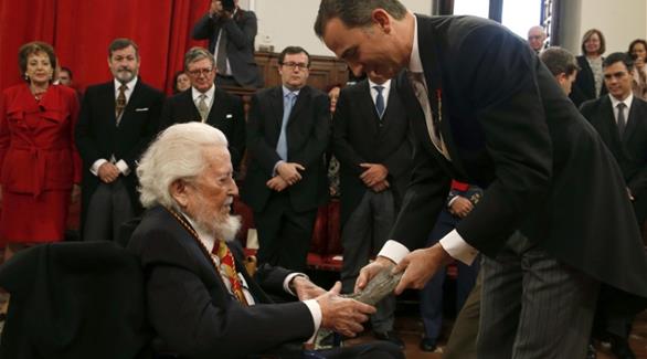 الملك الإسباني فيليبي يسلم جائزة ثرفانتيس السنوية (أ ف ب)
