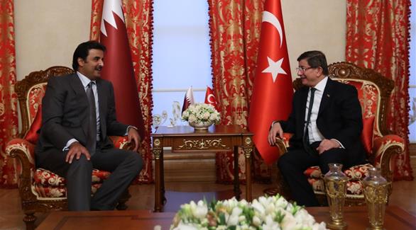 رئيس الوزراء التركي داوود أوغلو وأمير قطر الشيخ تميم بن حمد آل ثاني (أرشيف)