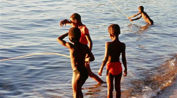 أطفال في أفريقيا يلعبون على ضفاف المياه التي قد تحمل فيرس البلهارسيا(تعبيرية)