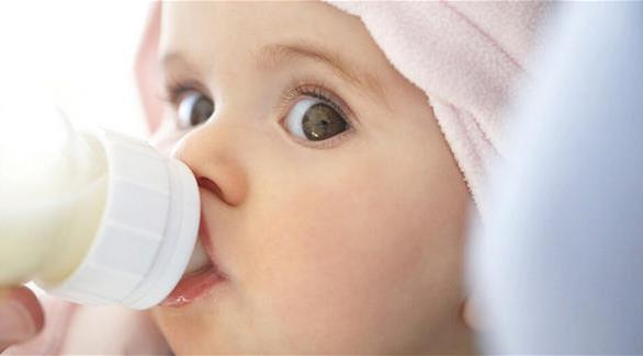 يمكن الجمع بين نوعي الرضاعة في عمر 6 أشهر