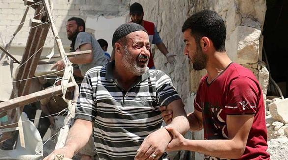رجل فقد عائلته تحت أنقاض منزله في القصف المستمر على حلب (أرشيف)