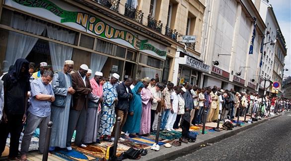 مسلمون يؤدون صلاة الجمعة في فرنسا (أرشيف)