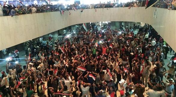 المحتجون داخل البرلمان العراقي (أرشيف)