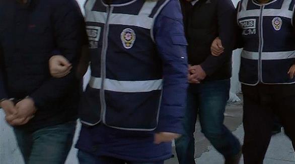 عناصر من الشرطة التركية أثناء نقل معتقلين 