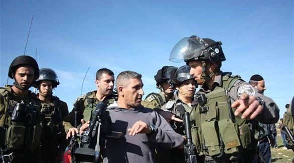 جنود إسرائيليين يمنعون إعلامياً فلسطينياً من أداء عمله (أرشيف)