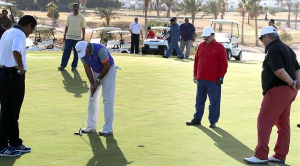 ملك البحرين أثناء لعب الغولف (المصدر)