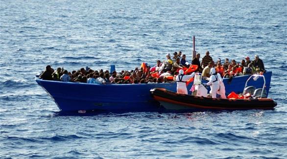 خفر السواحل الليبي خلال إنقاذ مهاجرين (أرشيف)