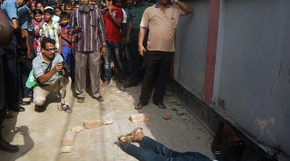 الخياط الهندوسي مضرجاً بالدماء في بنغلاديش (أ ف ب)