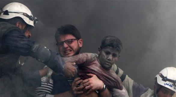 الدفاع المدني في سوريا ينقذ طفلاً من غارات النظام السوري على حلب 