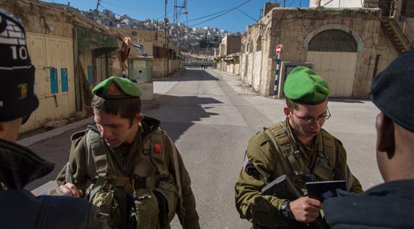 جنود اسرائيليون عند إحدى النقاط التفتيش في الضفة (أرشيف)