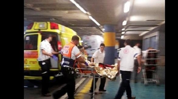 سيارة إسعاف إسرائيلية تنقل المستوطن إلى المستشفى (أرشيف)