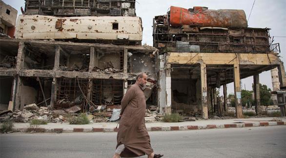 رجل يمشي في حي باب الحديد بحلب الذي استهدف مؤخراً من قبل الغارات الجوية للقوات الحكومية (أ ف ب)