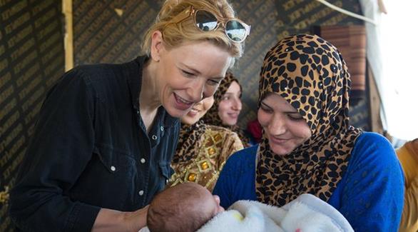 النجمة كيت بلانشيت خلال زيارتها لأحد مخيمات اللاجئين في الأردن (أرشيف)