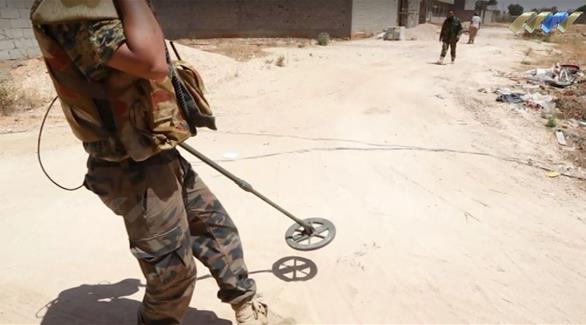عسكري يبجث عن الألغام في بنغازي (أرشيف)