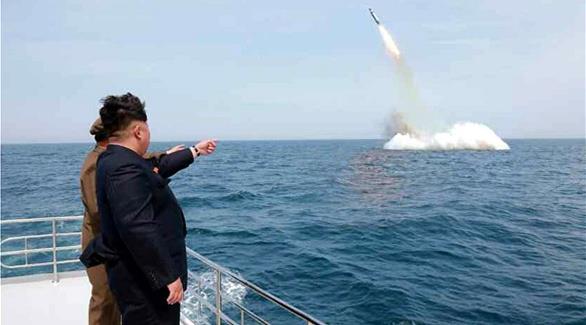 زعيم كوريا الشمالية كيم يونغ أون يشرف على إطلاق صاروخ باليستي (أرشيف)