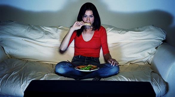 تناول الطعام بعد الساعة الثامنة مساءً لا يسبب زيادة في الوزن
