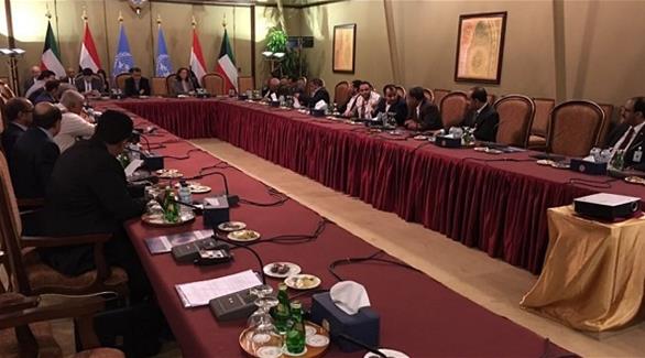 جلسة مشتركة من مشاورات السلام اليمنية في الكويت (تويتر)