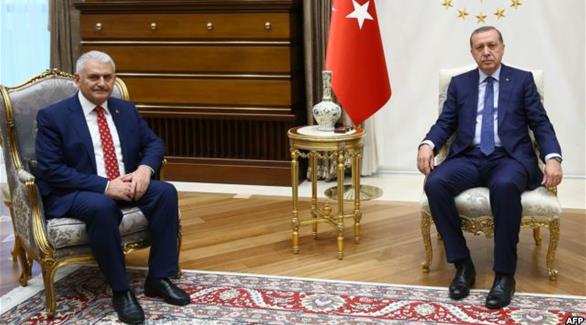 الرئيس التركي رجب طيب أردوغان مع رئيس وزراء تركيا بن علي يلدريم (أرشيف)