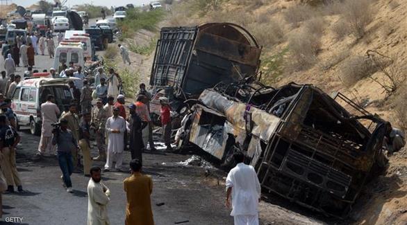 حافلة متفحمة جراء اصطدامها بشاحنة في باكستان (أرشيف) 