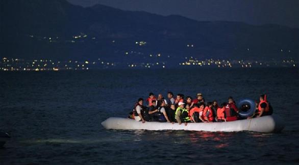 زورق مطاطي يقل لاجئين وسط البحر المتوسط (أرشيف) 