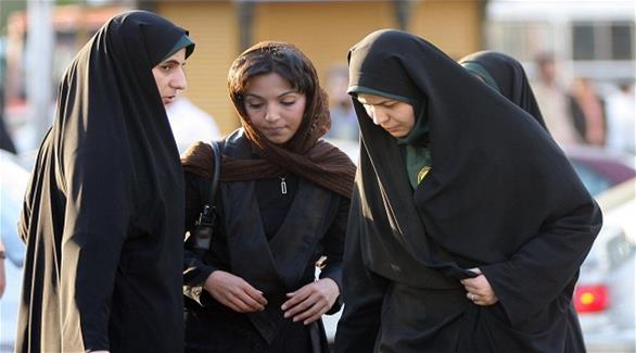 إيرانيات يحلقن شعورهن ويرتدين ملابس الرجال خوفاً من الشرطة (إنديبندنت)