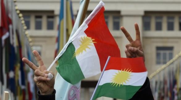 أكراد سوريون يرفعون علم كردستان أثناء التظاهر أمام مكاتب الأمم المتحدة خلال محادثات السلام السورية في جنيف 3 فبراير 2016 (أ ف ب)