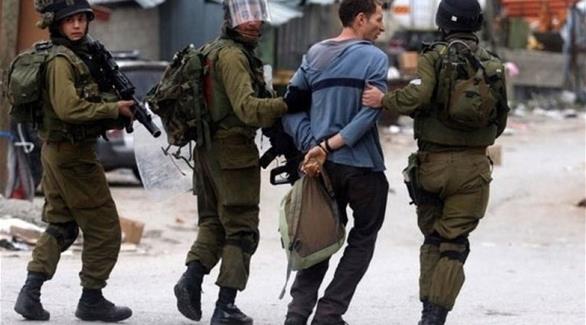 جنود الاحتلال خلال اعتقالهم شاباً فلسطينياً(أرشيف) 