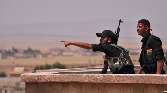 عنصران من القوات الكردية في سوريا (أ ف ب)