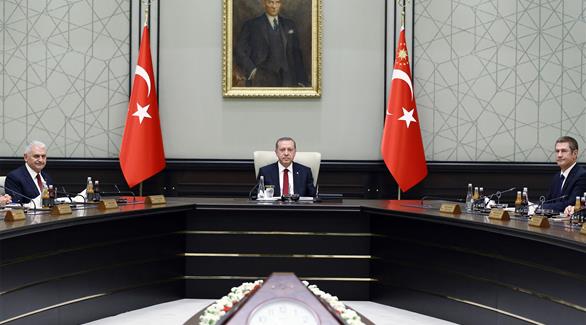 أردوغان مترئساً الجلسة في القصر الرئاسي (أ ف ب)