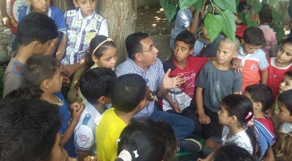 هيثم السيد مع مجموعة من الأطفال في إحدى القرى
