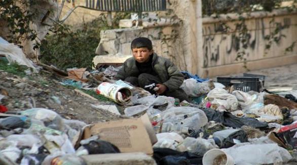 طفل سوري يبحث عن قوته بين القمامة في دير الزور (أرشيف)