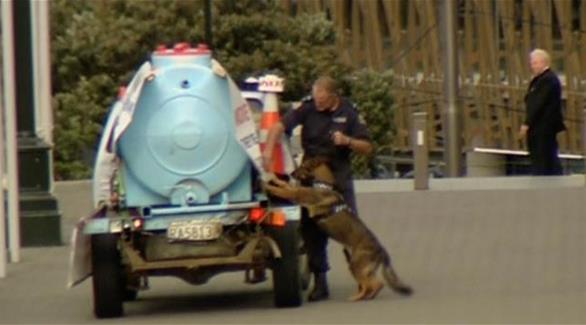 رجال الشرطة يفتشون الشاحنة بالكلاب البوليسية (رويترز)