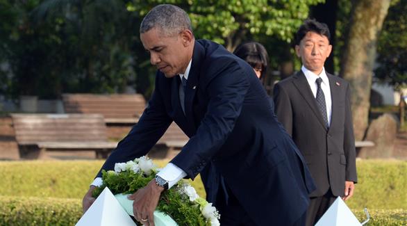 أوباما يضع إكليلاً من الورود أمام النصب التذكاري لضحايا القنبلة النووية (إي بي أية)