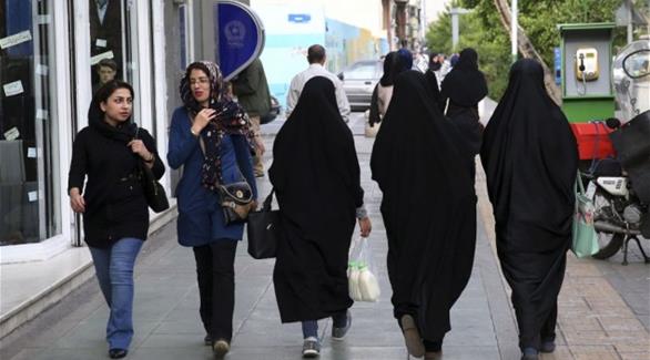 إيرانيات يتجولن في أحد شوارع طهران (أرشيف)