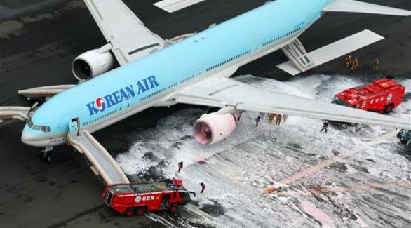 إخلاء طائرة ركاب كورية في مطار بطوكيو بعد انبعاث دخان من المحرك اليوم(رويترز)