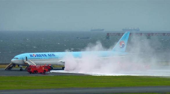 إخلاء طائرة ركاب كورية في مطار بطوكيو بعد انبعاث دخان من المحرك اليوم(رويترز)