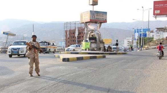 قوات أمنية يمنية على مدخل ميناء المكلا (أ ف ب)
